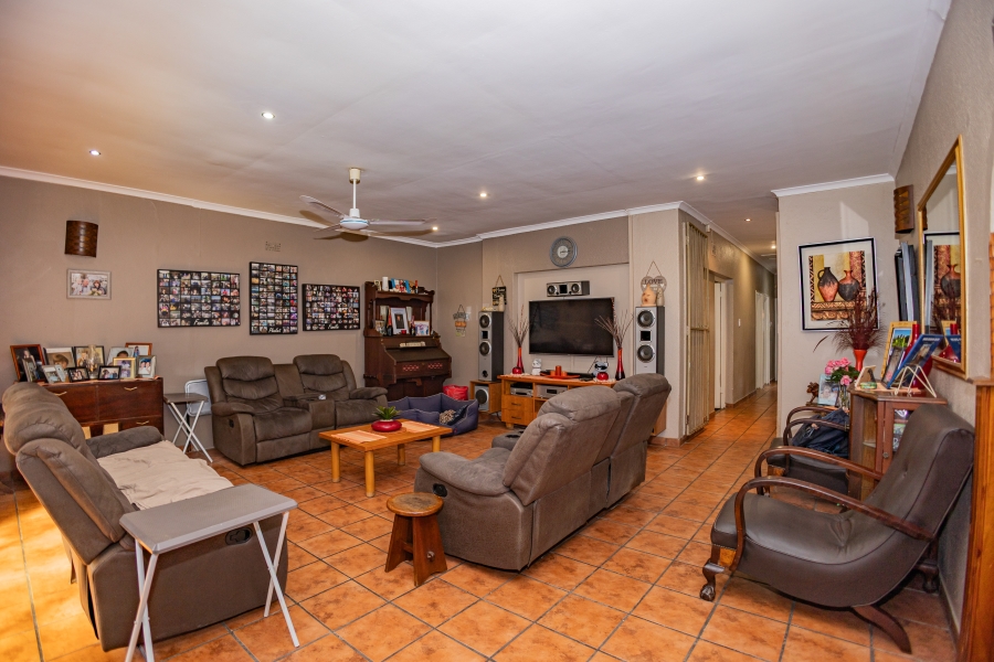 5 Bedroom Property for Sale in Peerless Park Western Cape